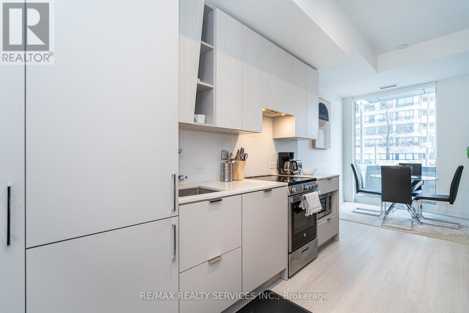 415 Webb Drive, Mississauga, ON - Indoor Photo Showing Kitchen With Upgraded Kitchen