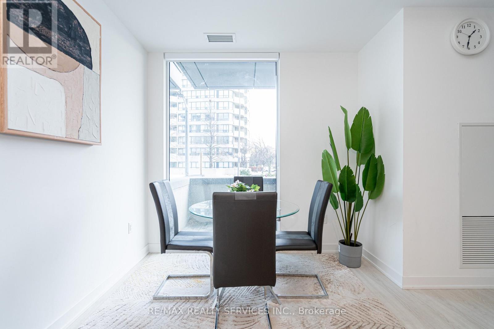 415 Webb Drive, Mississauga, ON - Indoor Photo Showing Dining Room