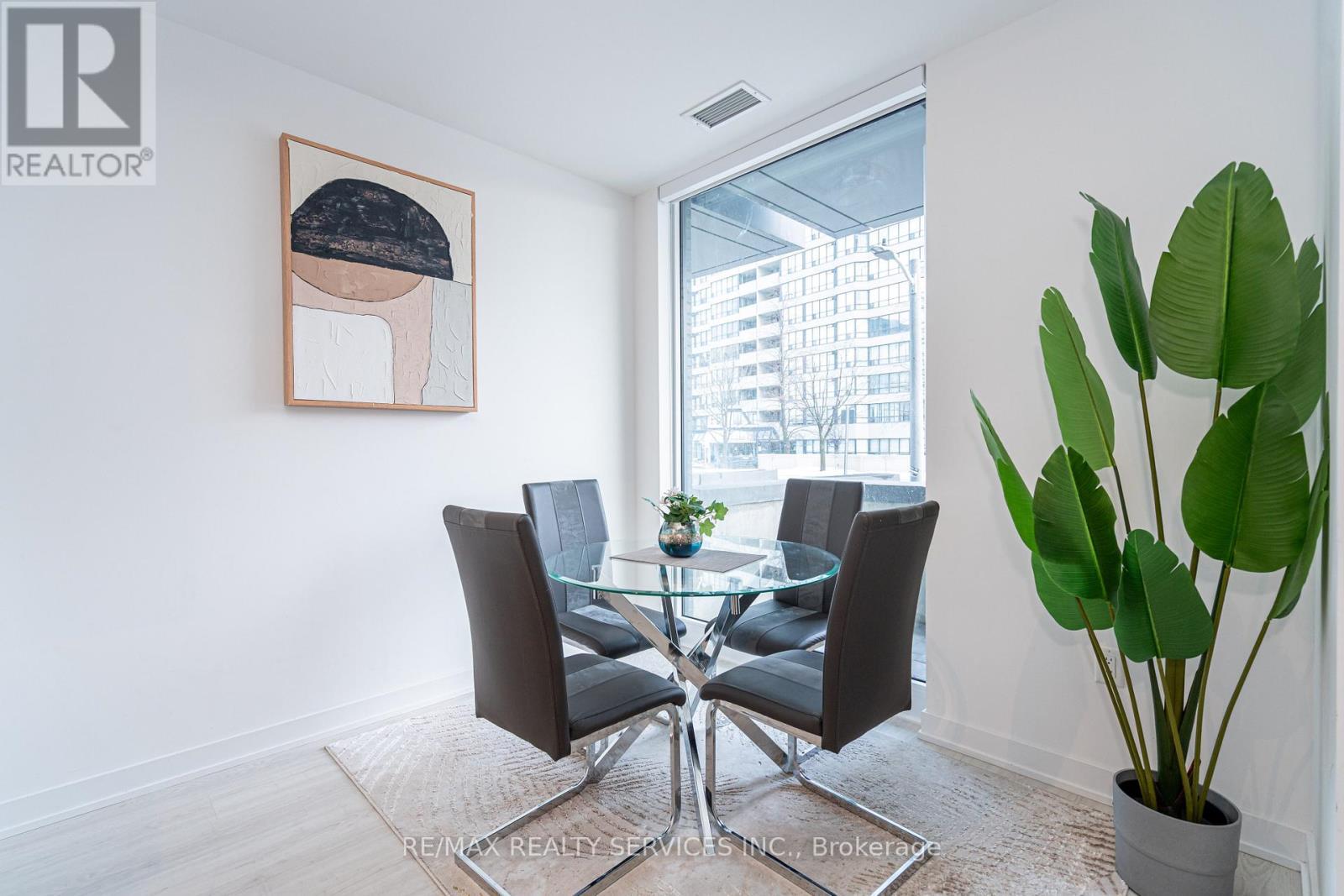 415 Webb Drive, Mississauga, ON - Indoor Photo Showing Dining Room