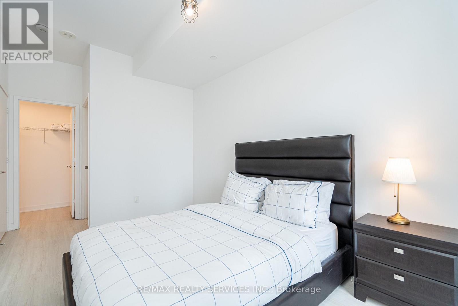 415 Webb Drive, Mississauga, ON - Indoor Photo Showing Bedroom