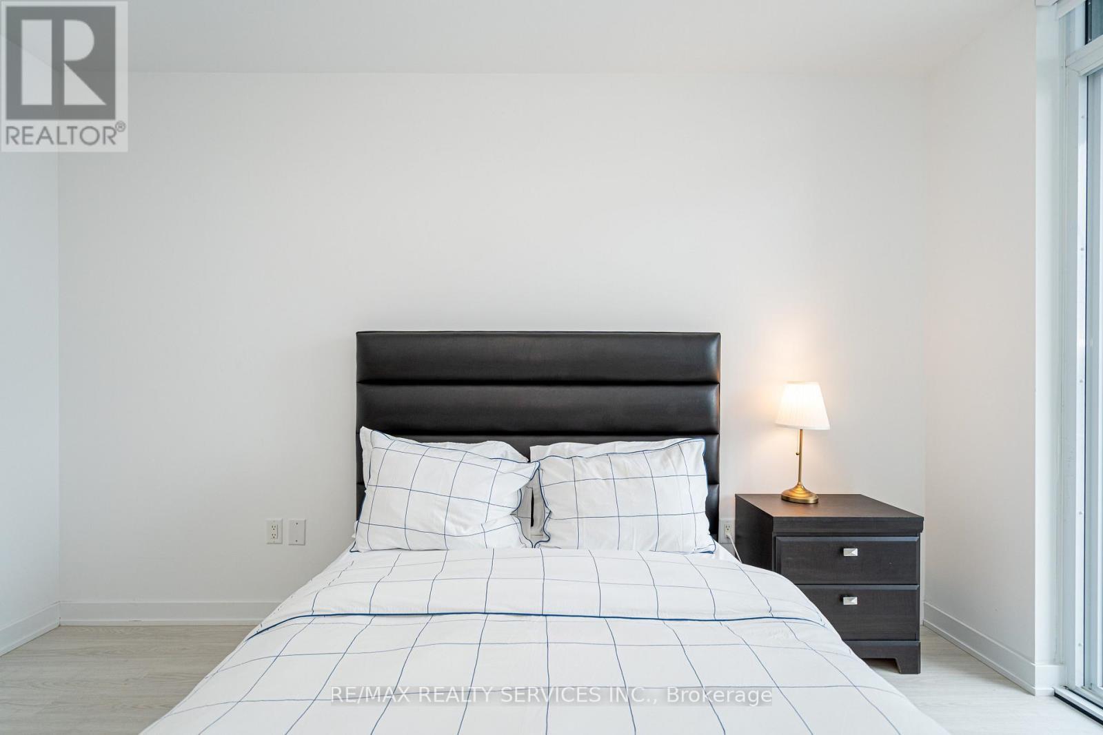 415 Webb Drive, Mississauga, ON - Indoor Photo Showing Bedroom