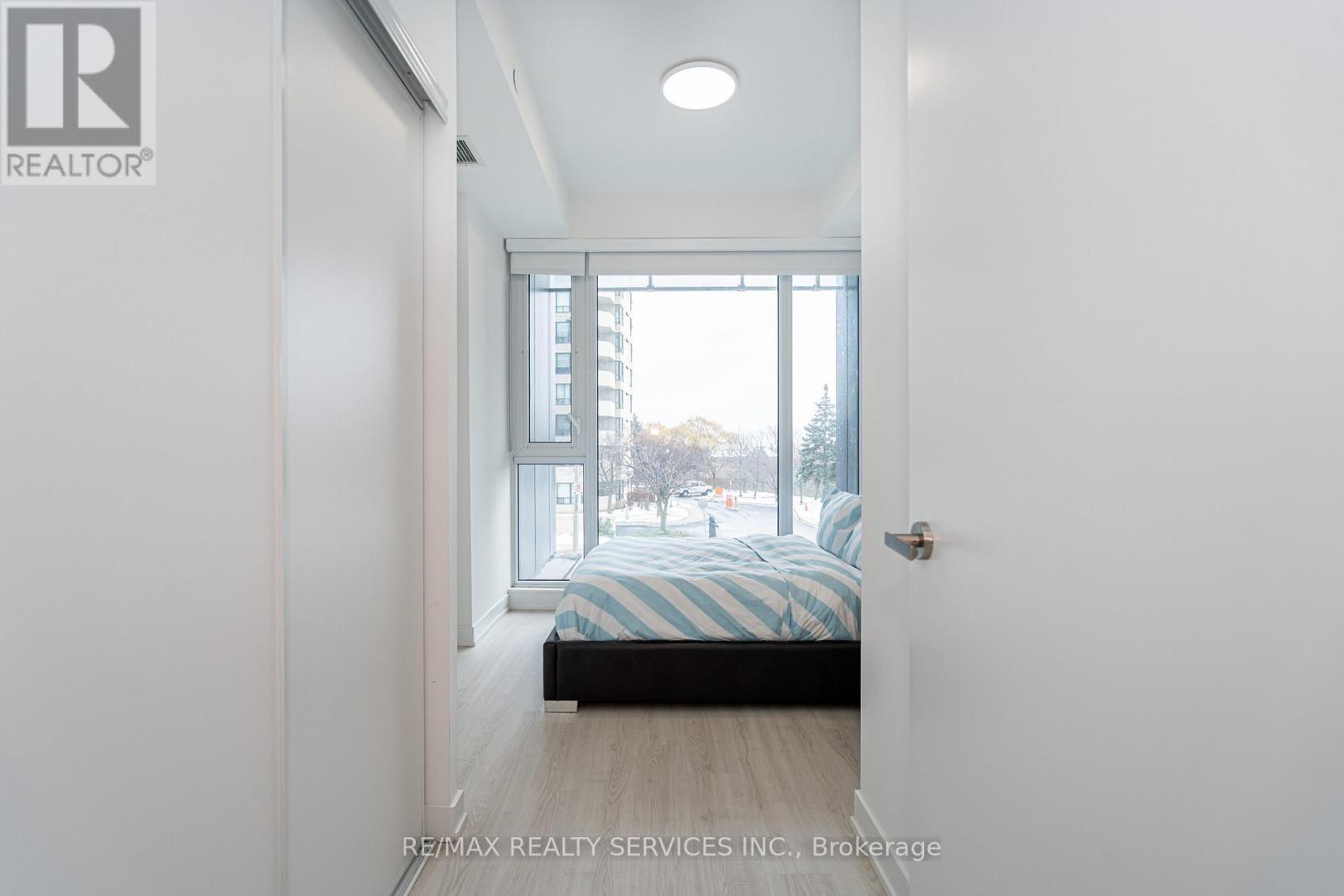 415 Webb Drive, Mississauga, ON - Indoor Photo Showing Bedroom