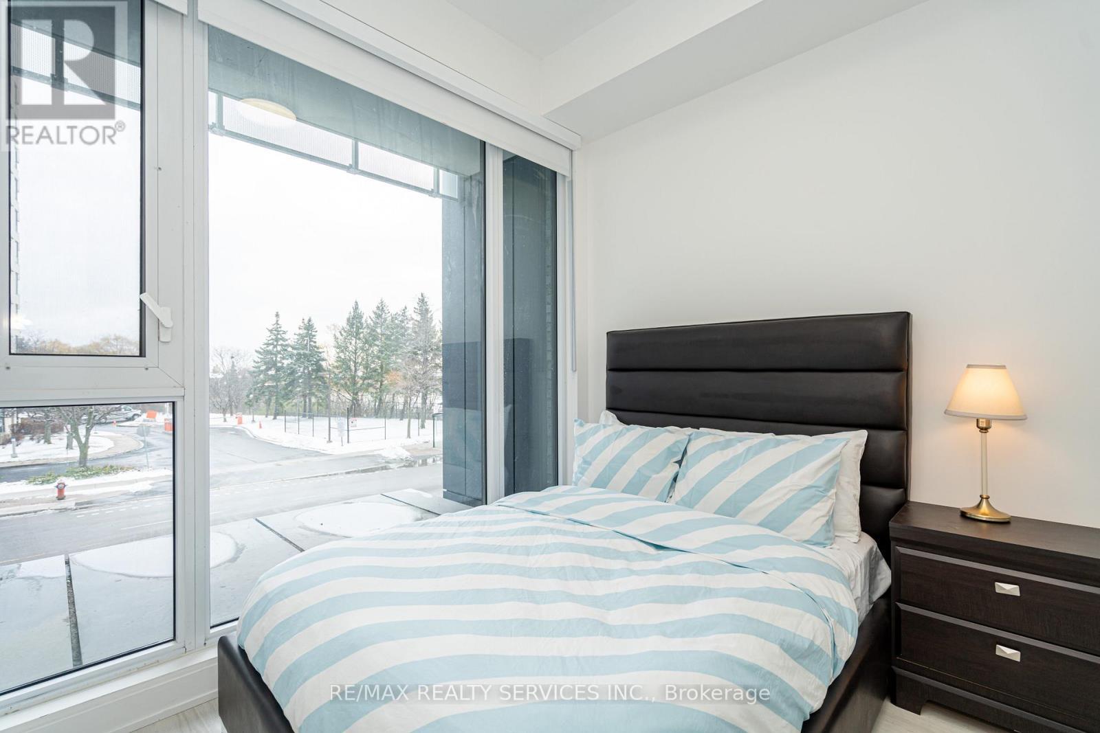 415 Webb Drive, Mississauga, ON - Indoor Photo Showing Bedroom