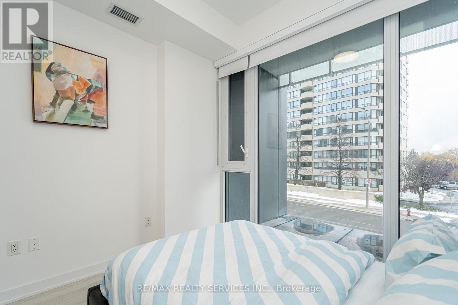 415 Webb Drive, Mississauga, ON - Indoor Photo Showing Bedroom
