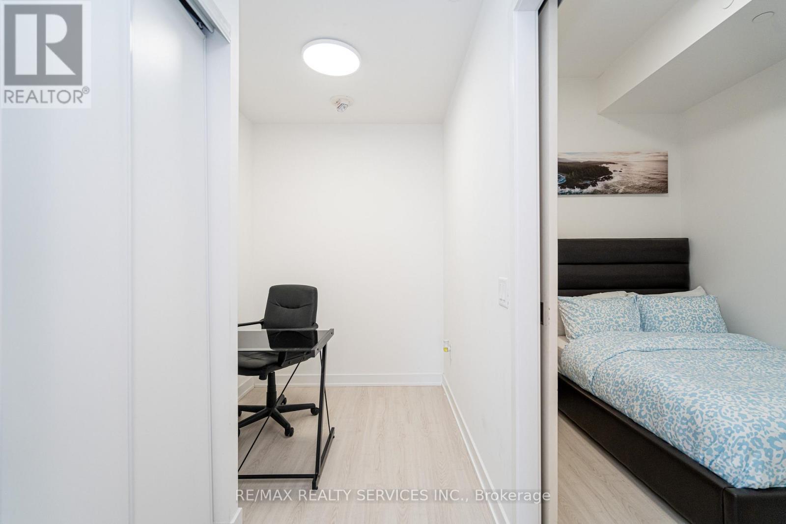 415 Webb Drive, Mississauga, ON - Indoor Photo Showing Bedroom