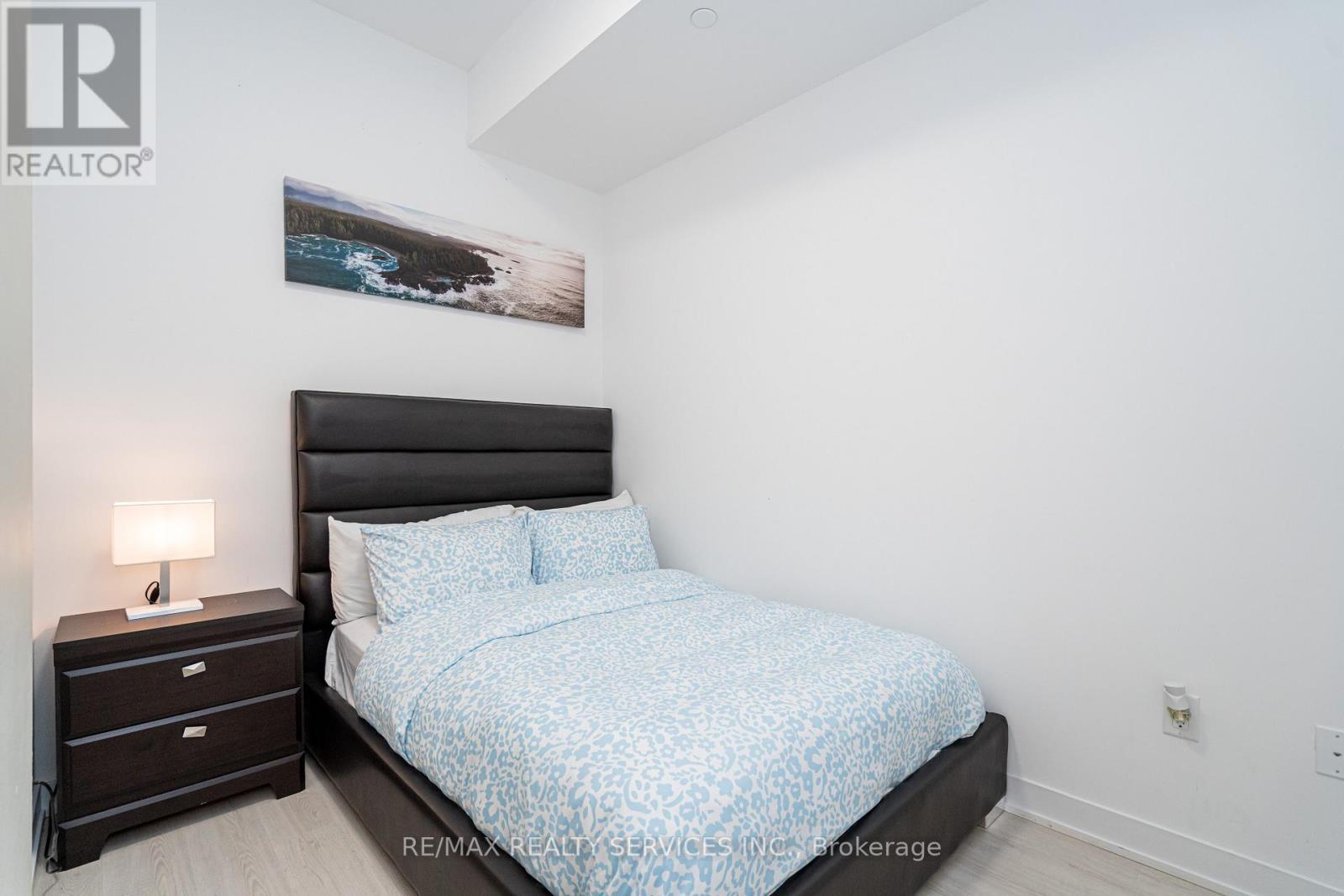 415 Webb Drive, Mississauga, ON - Indoor Photo Showing Bedroom