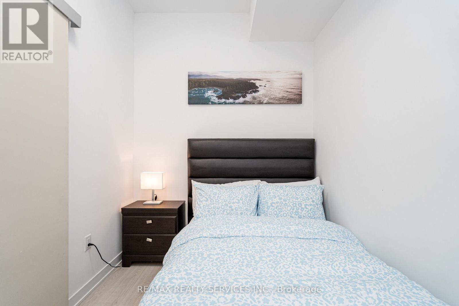 415 Webb Drive, Mississauga, ON - Indoor Photo Showing Bedroom