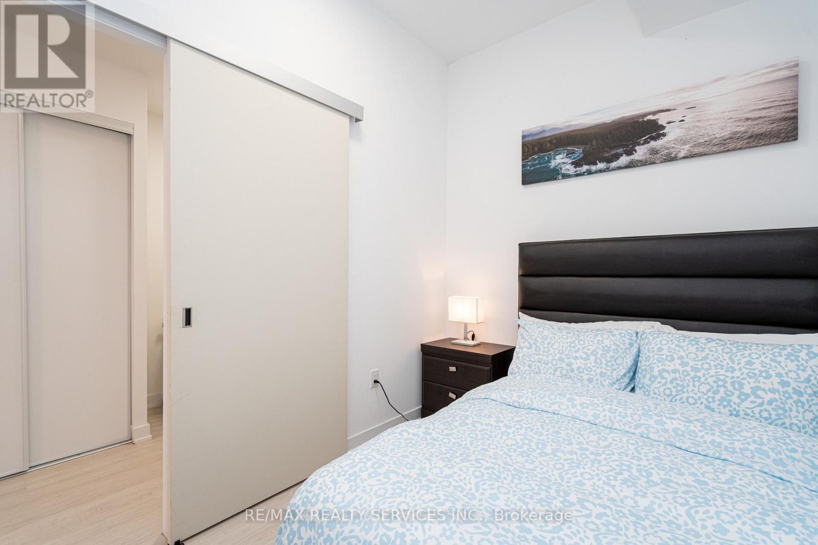 415 Webb Drive, Mississauga, ON - Indoor Photo Showing Bedroom