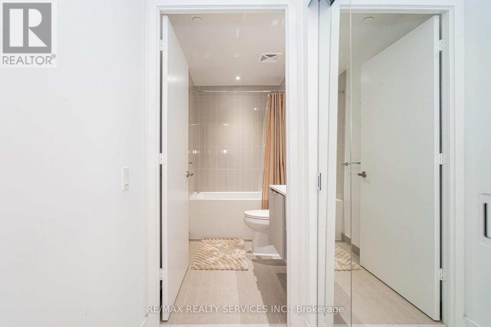 415 Webb Drive, Mississauga, ON - Indoor Photo Showing Bathroom