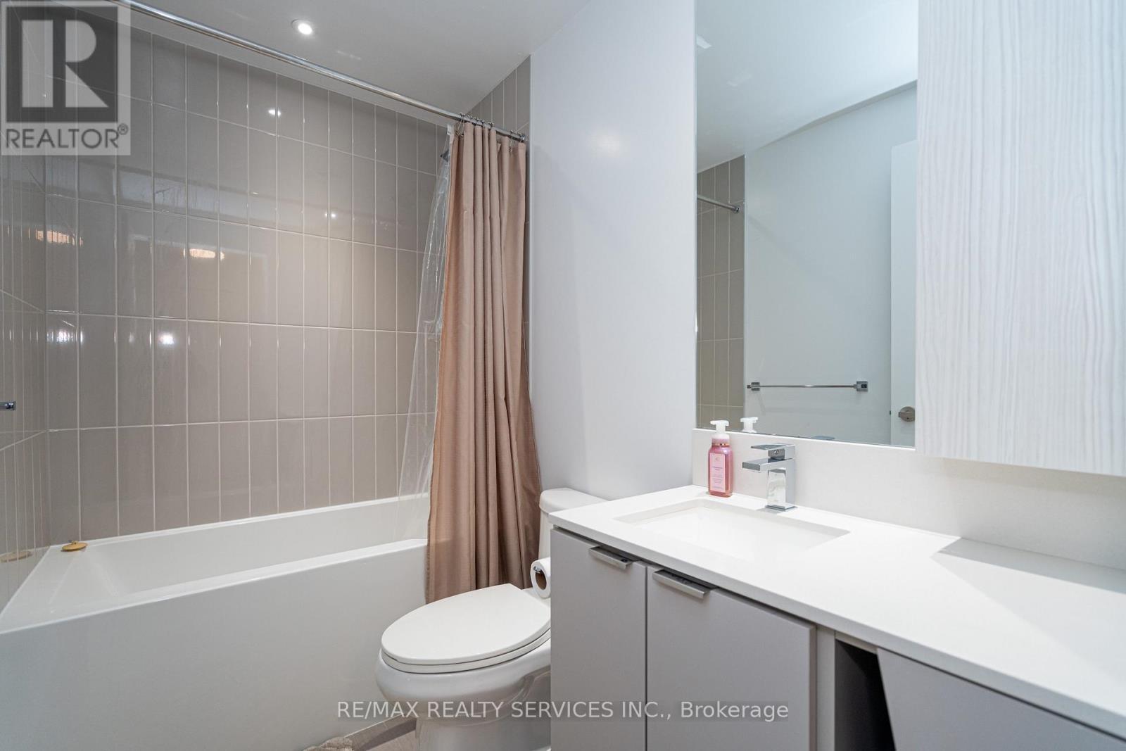 415 Webb Drive, Mississauga, ON - Indoor Photo Showing Bathroom