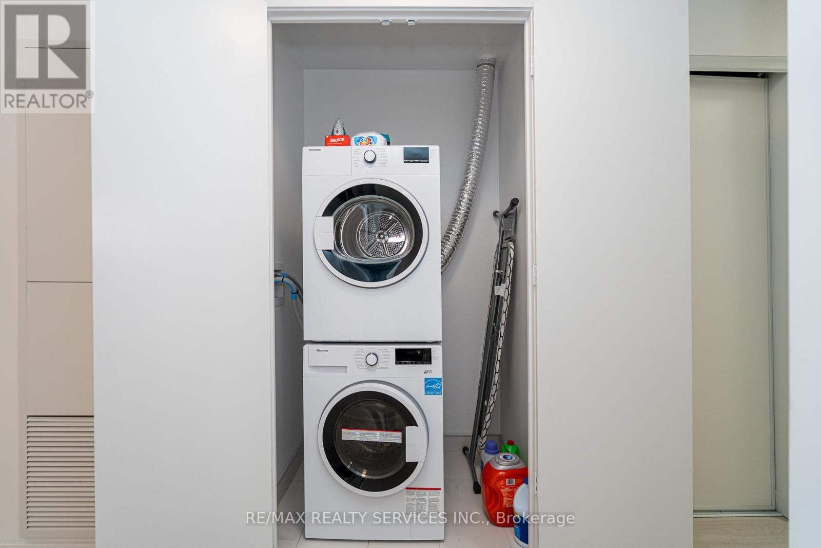 415 Webb Drive, Mississauga, ON - Indoor Photo Showing Laundry Room