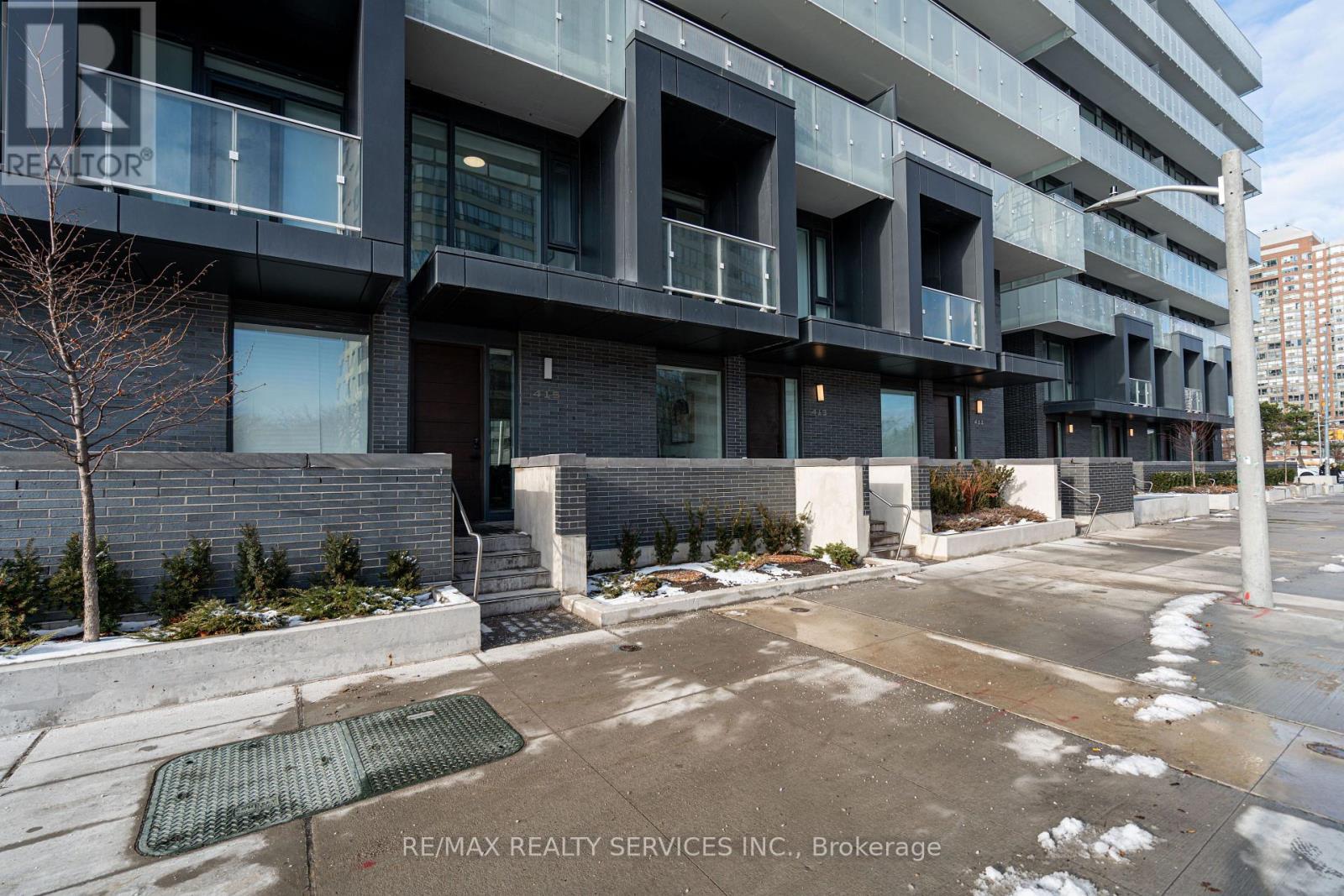415 Webb Drive, Mississauga, ON - Outdoor With Balcony