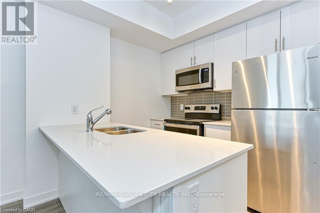 602 - 550 North Service Road, Grimsby, ON - Indoor Photo Showing Kitchen With Double Sink With Upgraded Kitchen