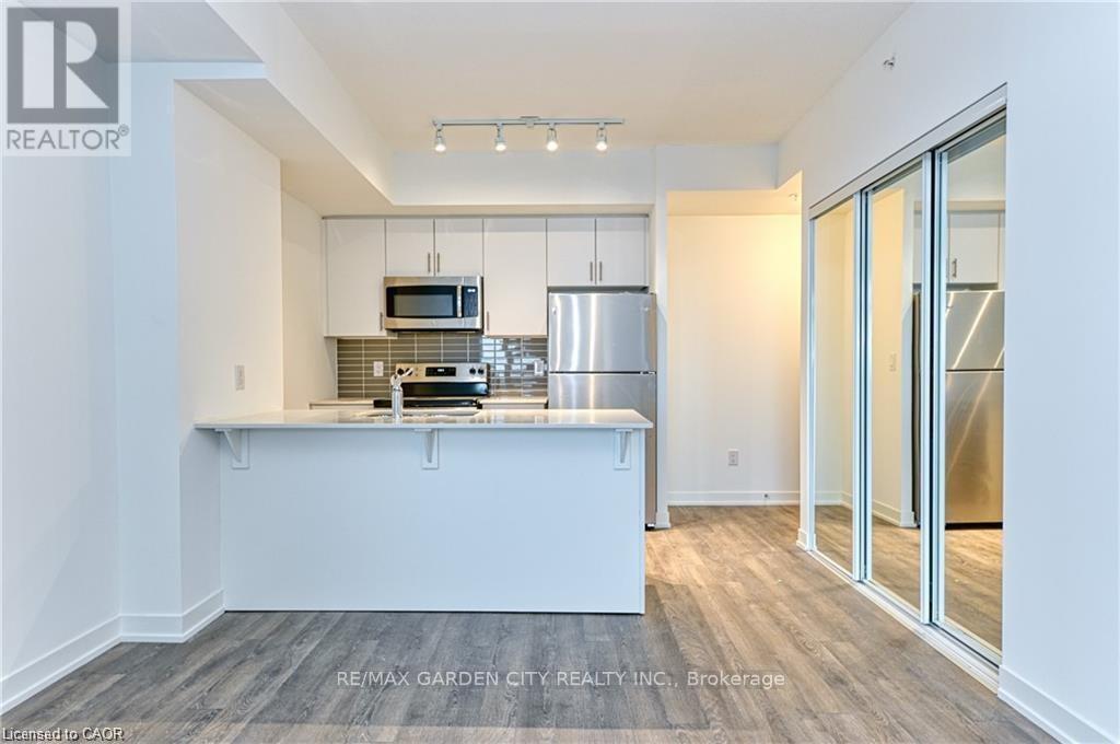 602 - 550 North Service Road, Grimsby, ON - Indoor Photo Showing Kitchen