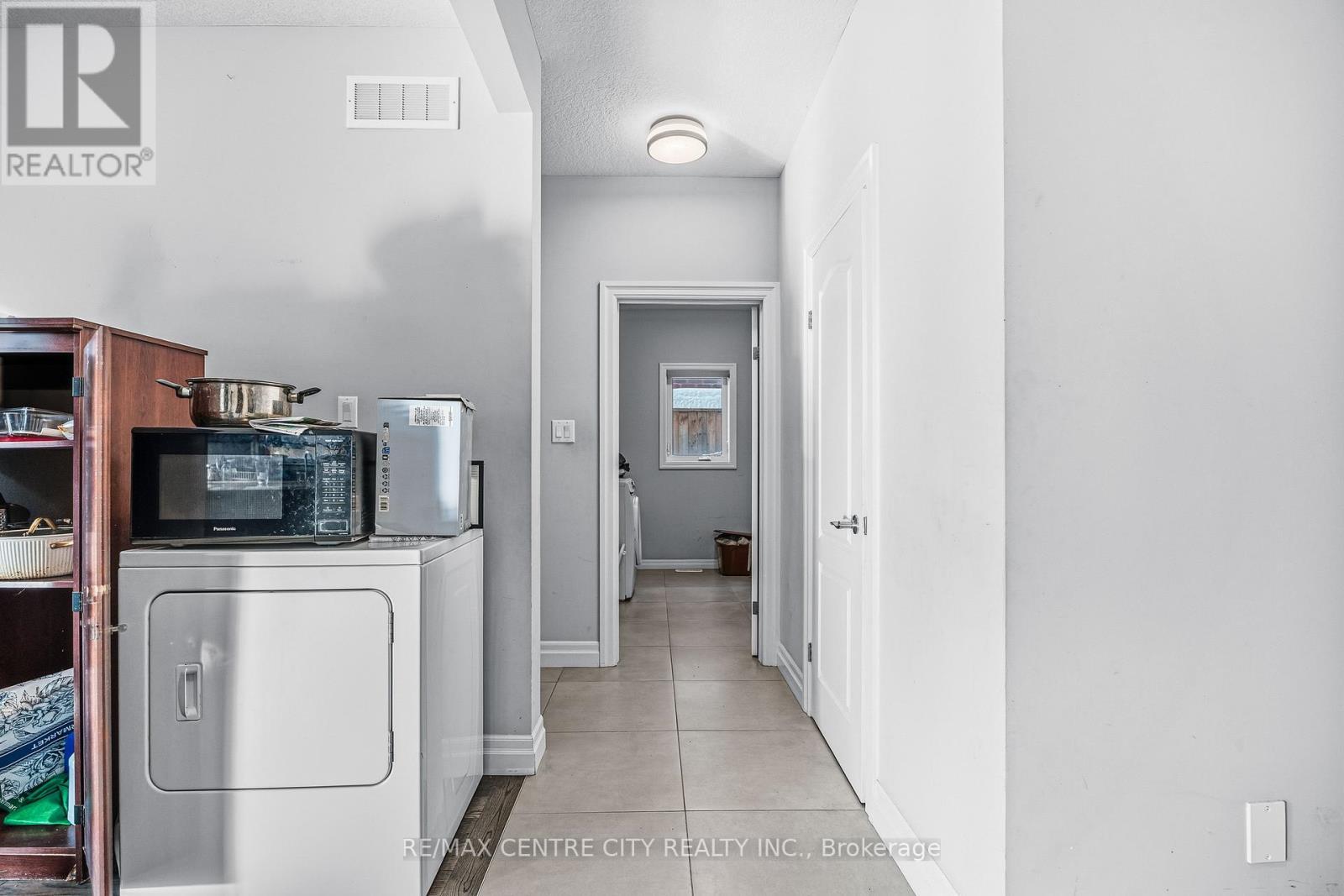 1999 Maddex Way, London North (North B), ON - Indoor Photo Showing Laundry Room