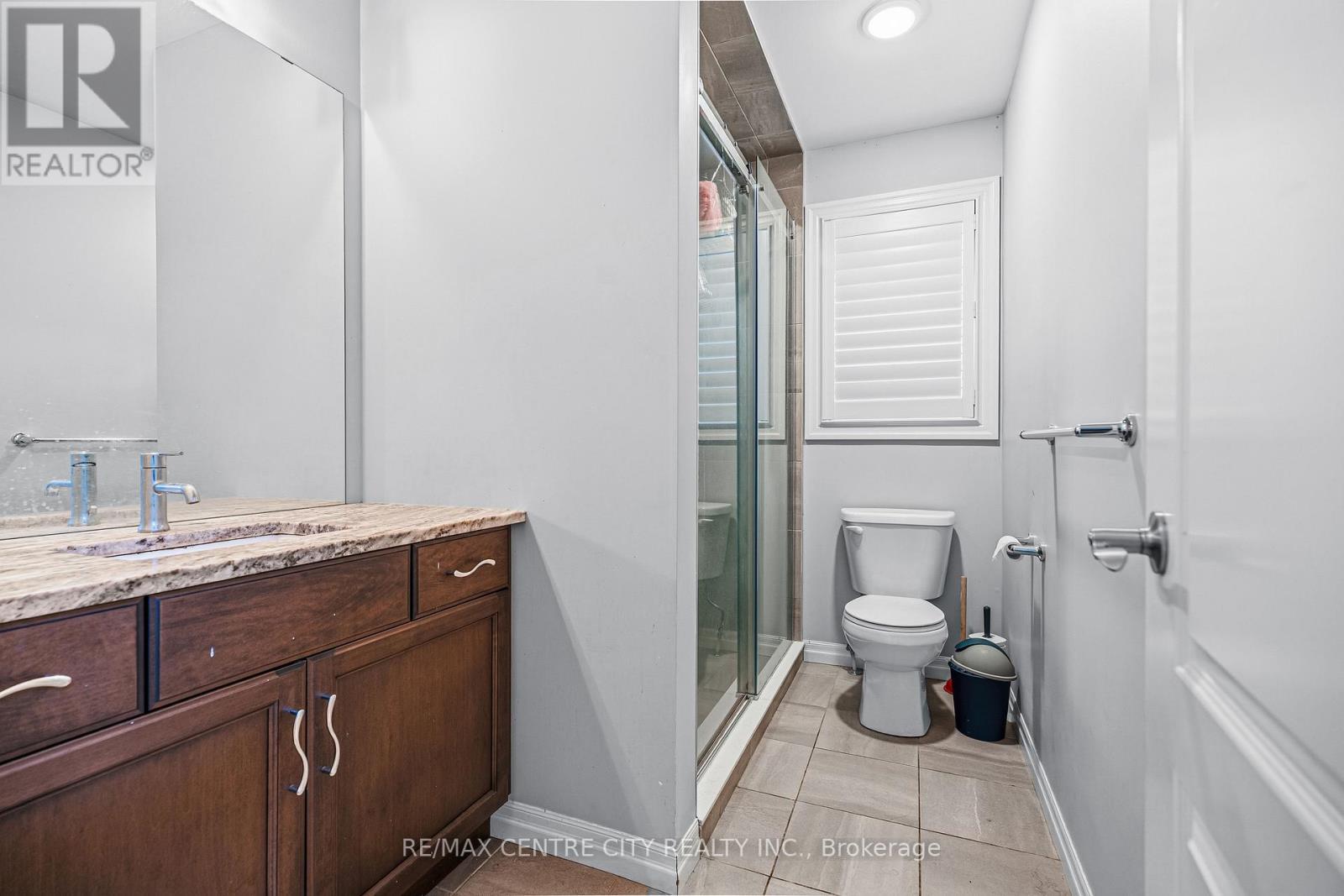 1999 Maddex Way, London North (North B), ON - Indoor Photo Showing Bathroom