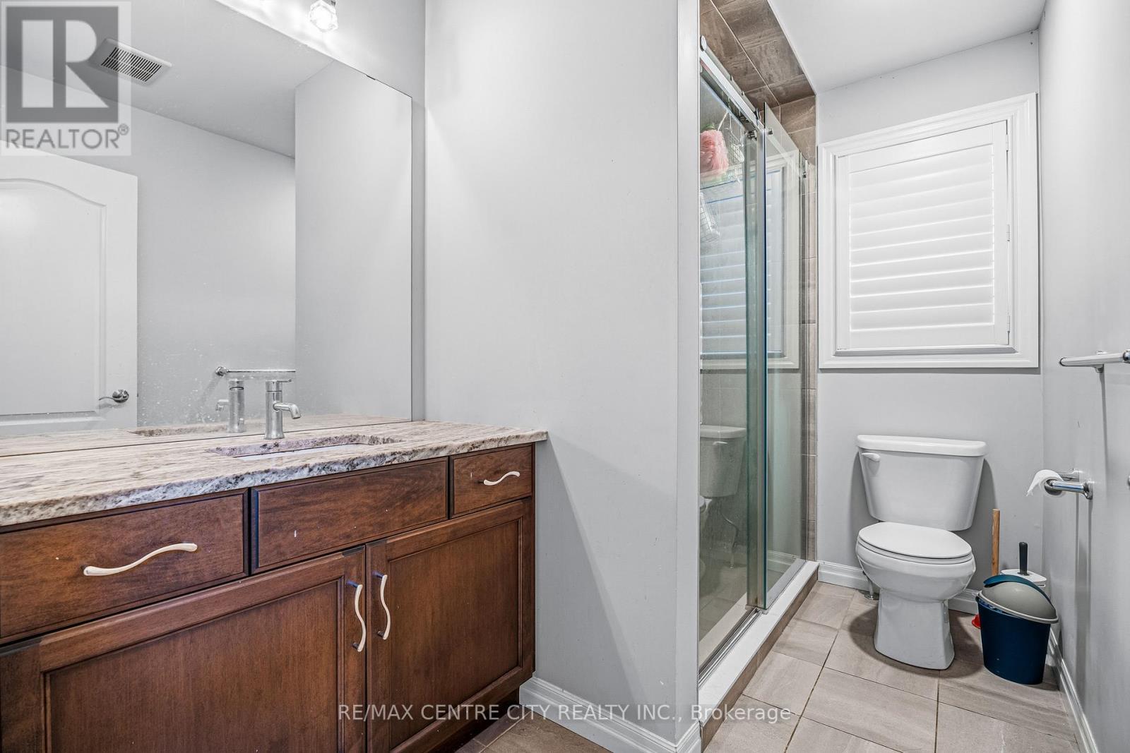 1999 Maddex Way, London North (North B), ON - Indoor Photo Showing Bathroom