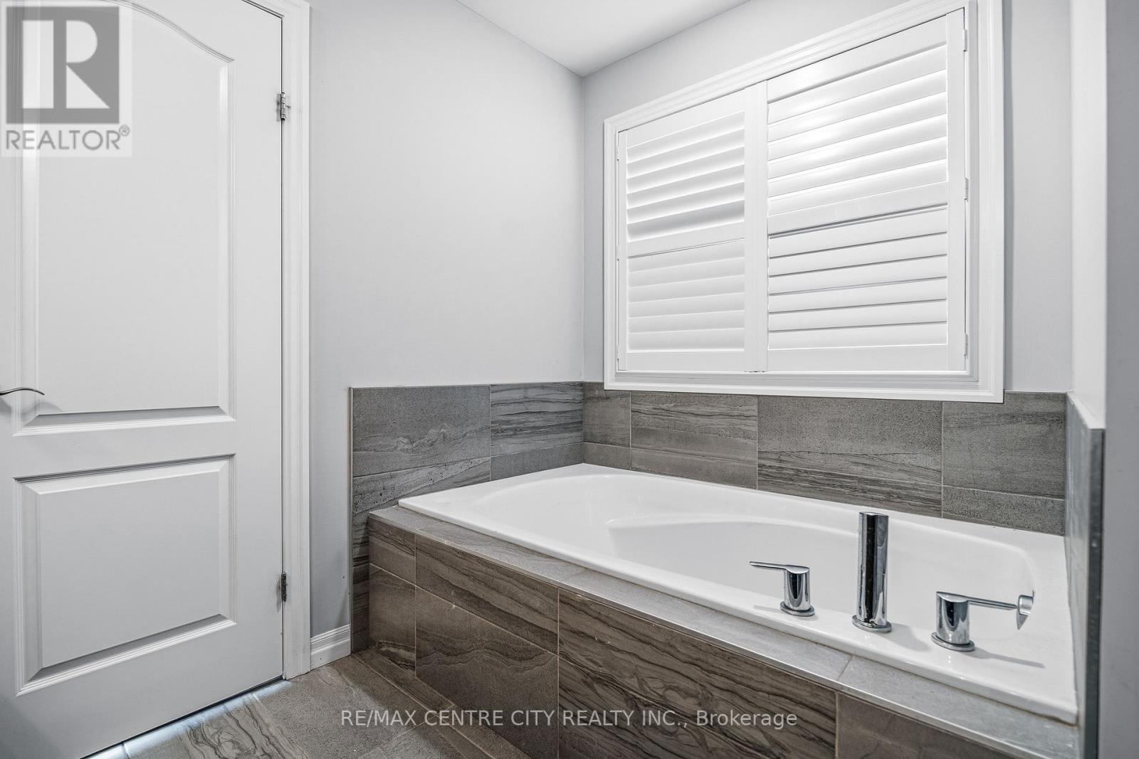 1999 Maddex Way, London North (North B), ON - Indoor Photo Showing Bathroom