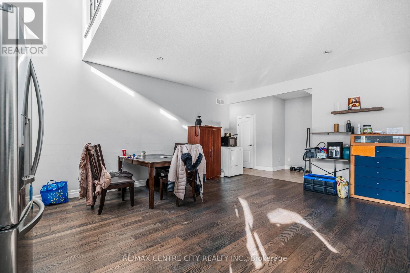 1999 Maddex Way, London North (North B), ON - Indoor