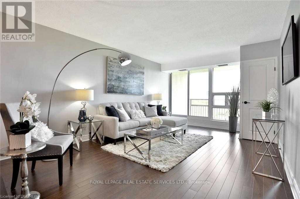 1001 - 1359 White Oaks Boulevard, Oakville, ON - Indoor Photo Showing Living Room