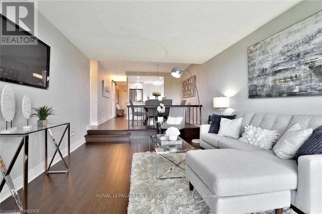 1001 - 1359 White Oaks Boulevard, Oakville, ON - Indoor Photo Showing Living Room