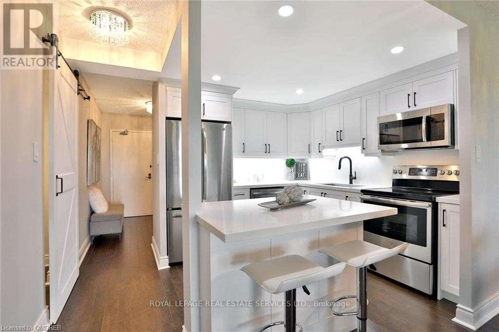 1001 - 1359 White Oaks Boulevard, Oakville, ON - Indoor Photo Showing Kitchen With Stainless Steel Kitchen With Upgraded Kitchen