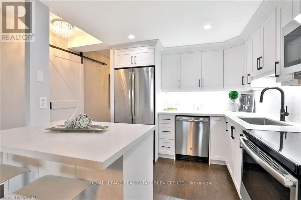 1001 - 1359 White Oaks Boulevard, Oakville, ON - Indoor Photo Showing Kitchen With Stainless Steel Kitchen With Upgraded Kitchen