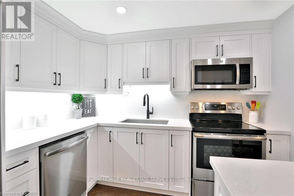 1001 - 1359 White Oaks Boulevard, Oakville, ON - Indoor Photo Showing Kitchen With Stainless Steel Kitchen