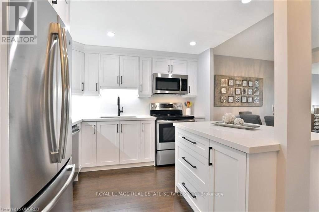 1001 - 1359 White Oaks Boulevard, Oakville, ON - Indoor Photo Showing Kitchen With Stainless Steel Kitchen
