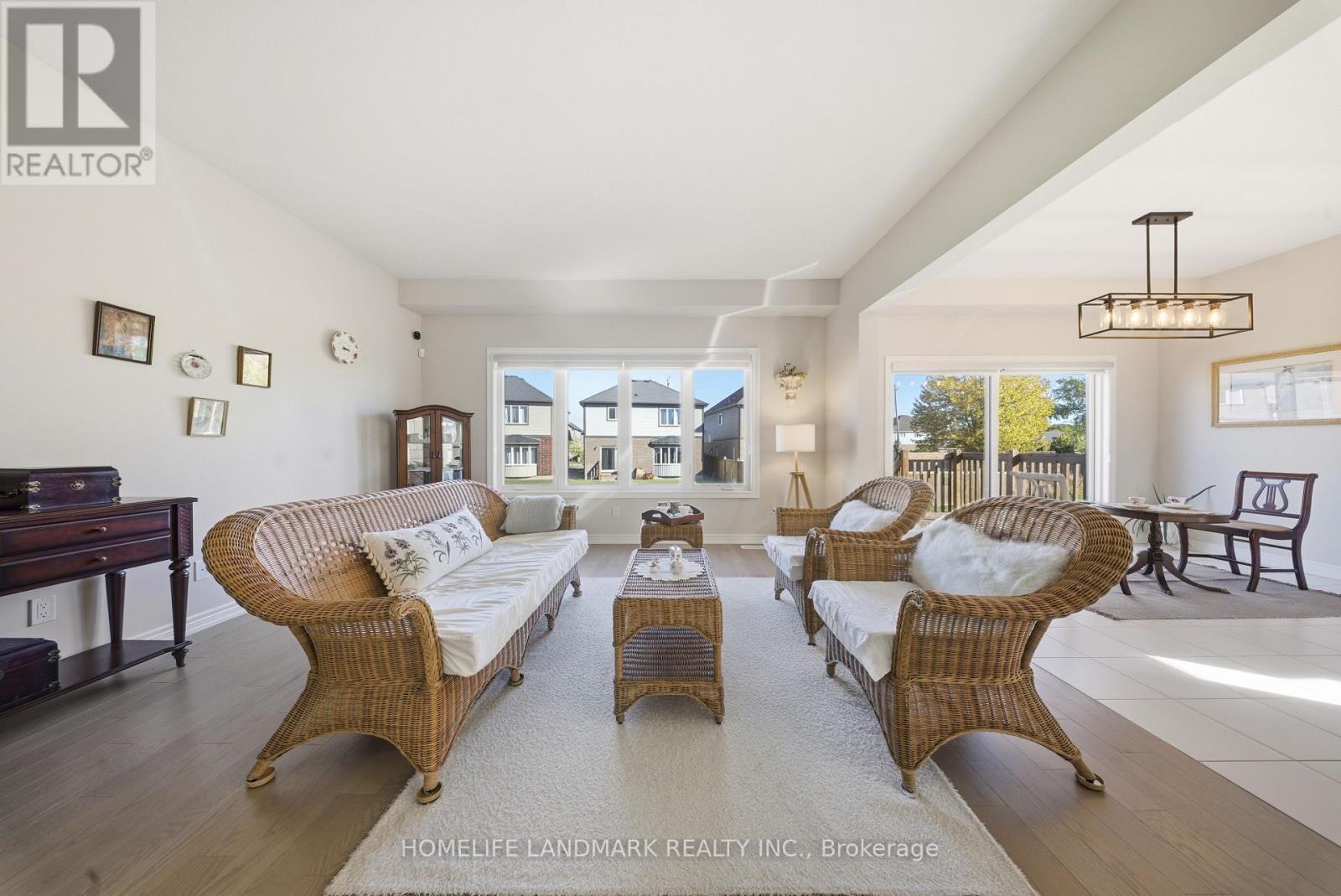 49 Monarch Street, Welland, ON - Indoor Photo Showing Living Room