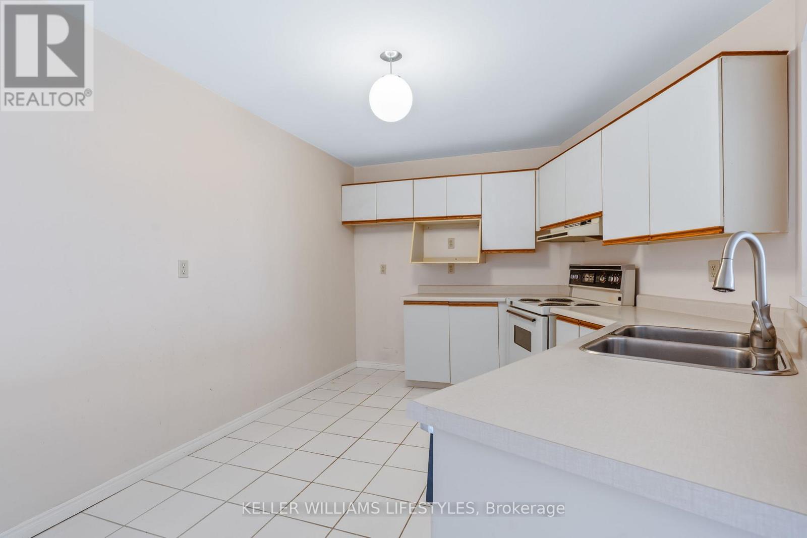 1302 - 500 Talbot Street E, London East (East F), ON - Indoor Photo Showing Kitchen With Double Sink