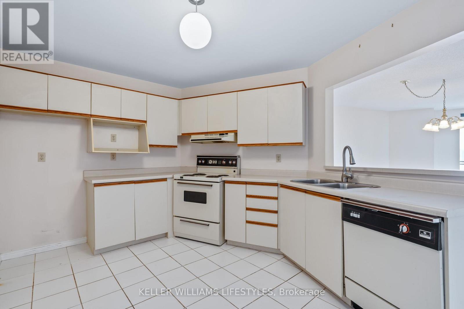 1302 - 500 Talbot Street E, London East (East F), ON - Indoor Photo Showing Kitchen With Double Sink