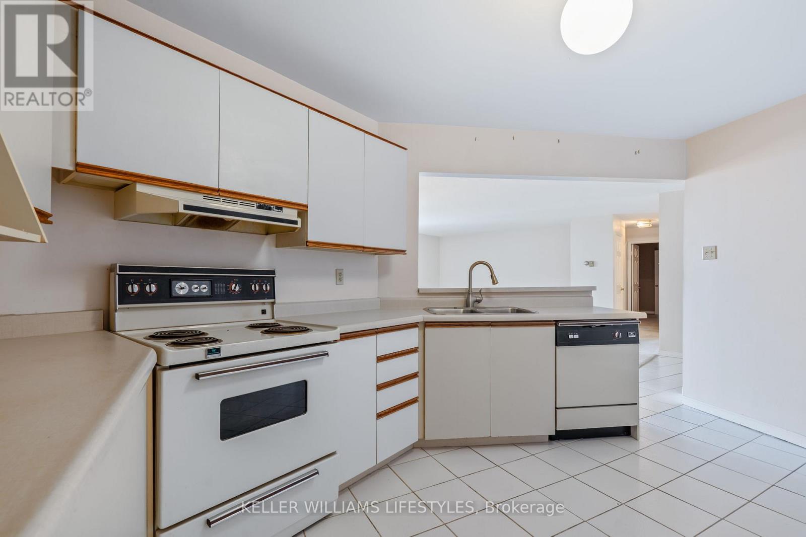 1302 - 500 Talbot Street E, London East (East F), ON - Indoor Photo Showing Kitchen With Double Sink