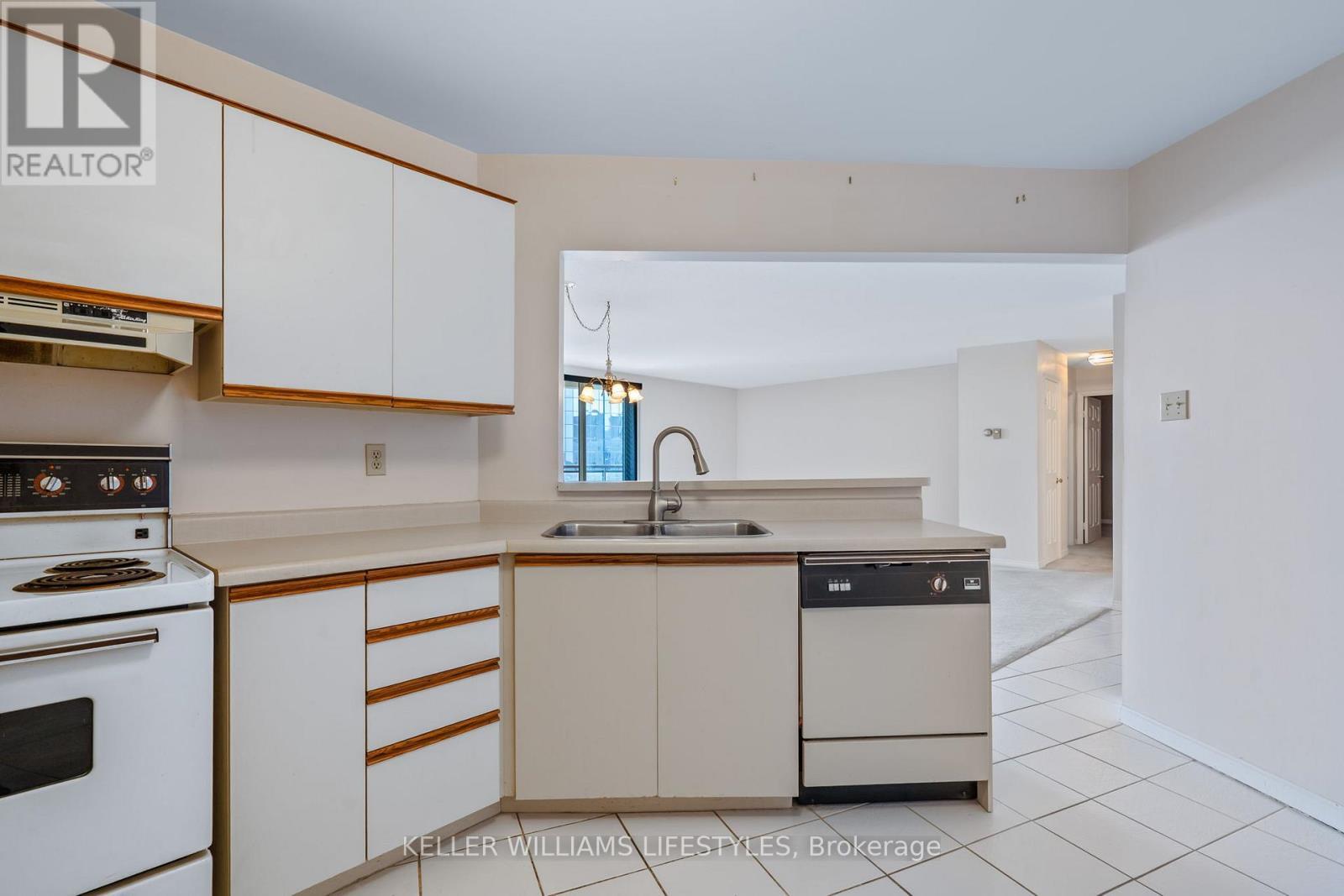 1302 - 500 Talbot Street E, London East (East F), ON - Indoor Photo Showing Kitchen With Double Sink
