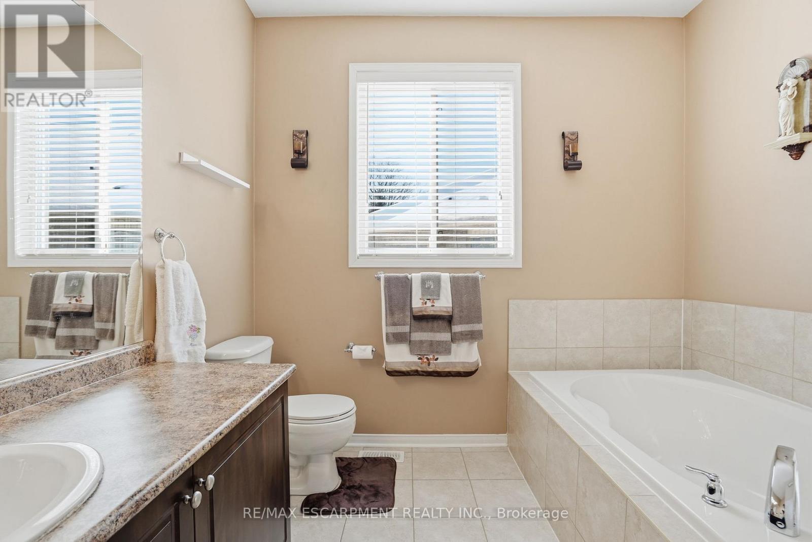 23 Mathews Court, Brantford, ON - Indoor Photo Showing Bathroom