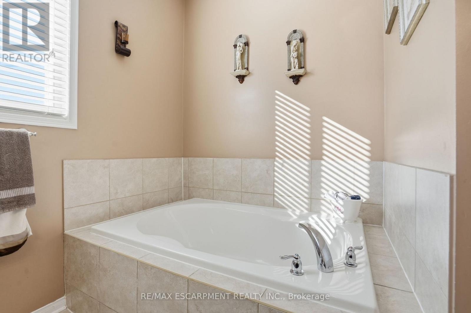 23 Mathews Court, Brantford, ON - Indoor Photo Showing Bathroom