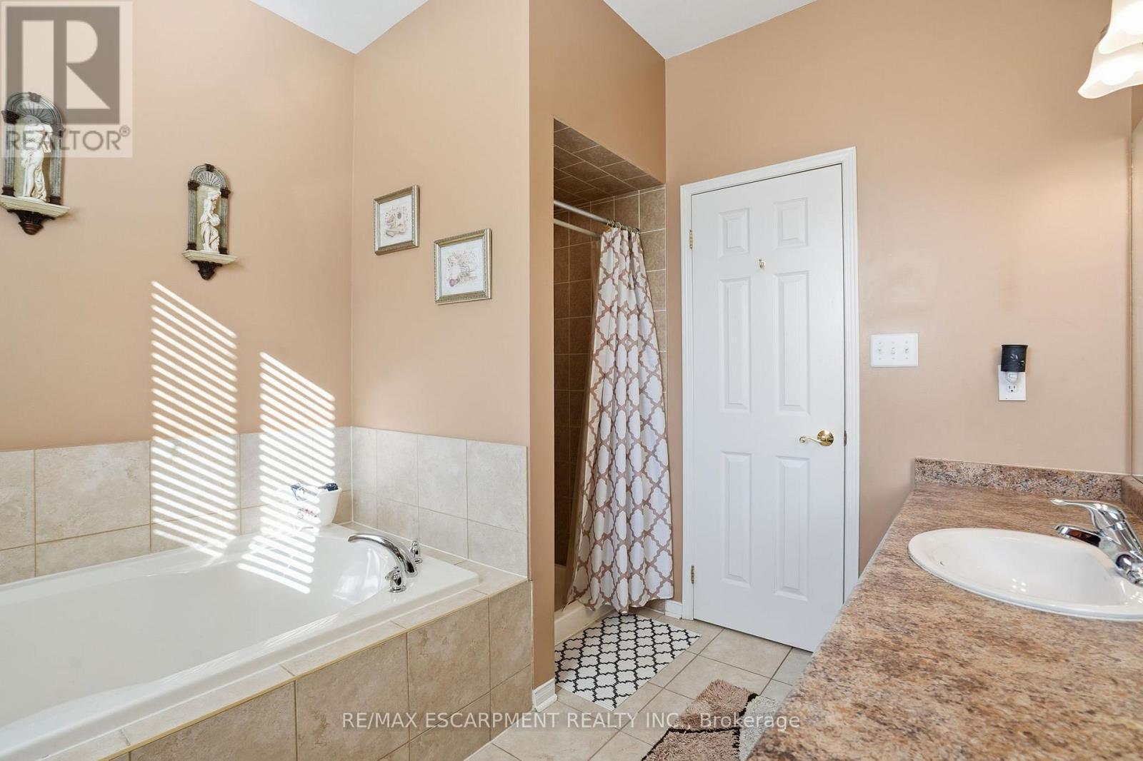 23 Mathews Court, Brantford, ON - Indoor Photo Showing Bathroom