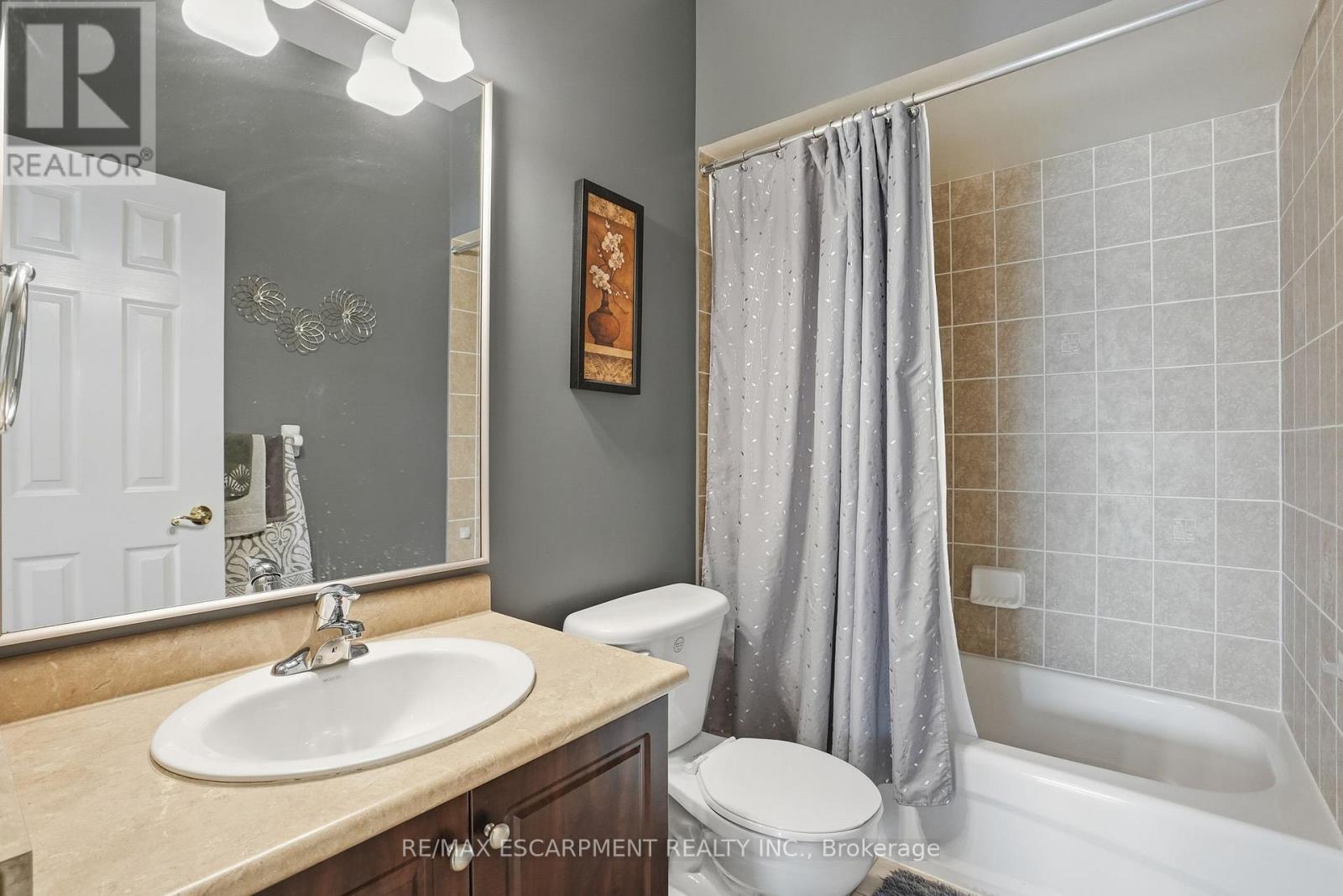 23 Mathews Court, Brantford, ON - Indoor Photo Showing Bathroom