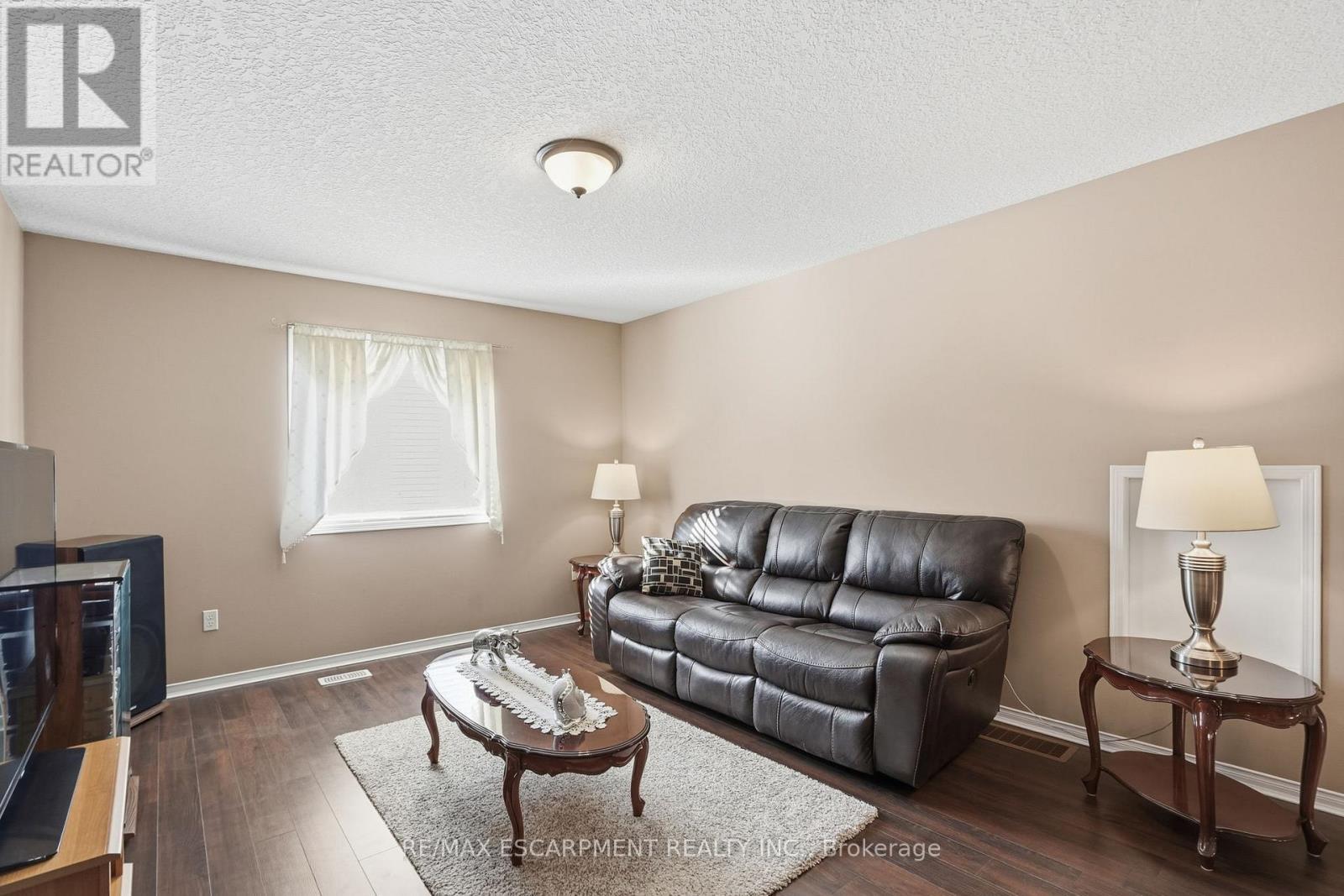 23 Mathews Court, Brantford, ON - Indoor Photo Showing Living Room