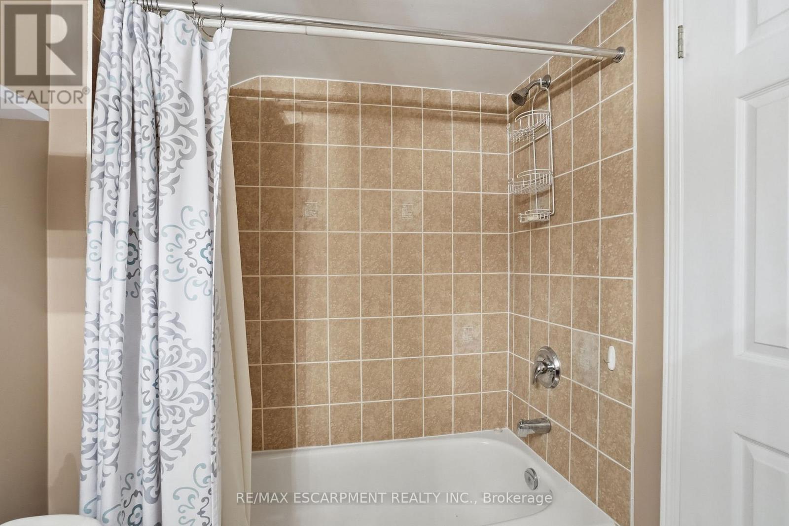 23 Mathews Court, Brantford, ON - Indoor Photo Showing Bathroom