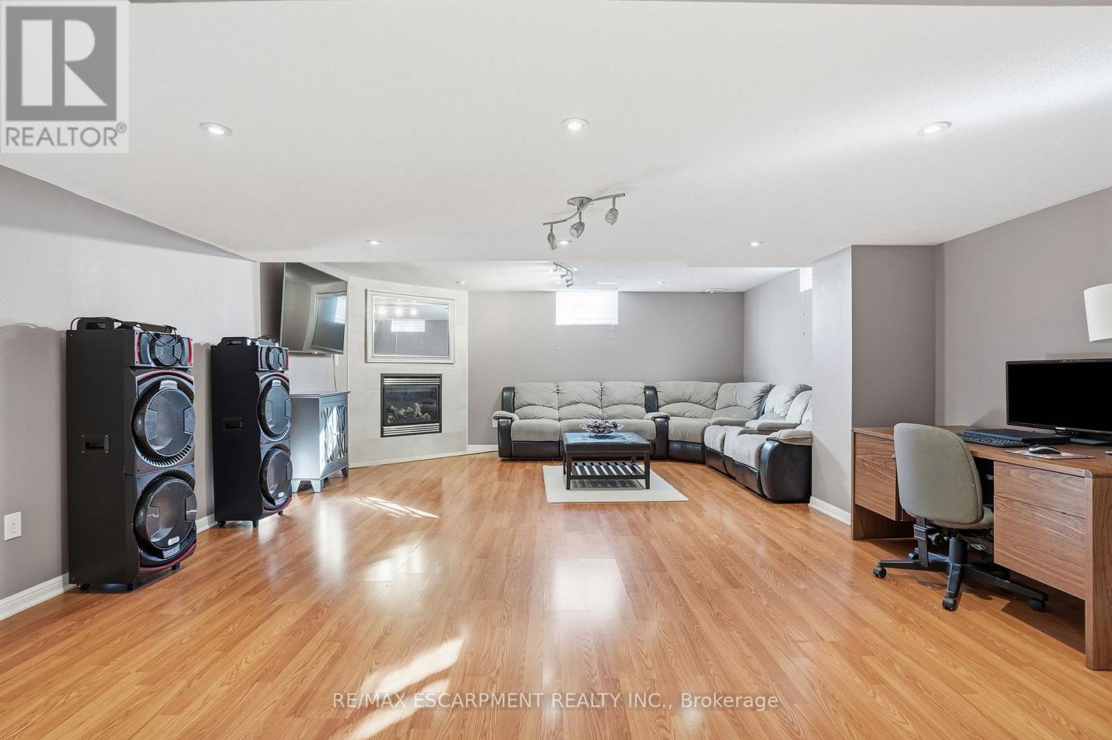 23 Mathews Court, Brantford, ON - Indoor