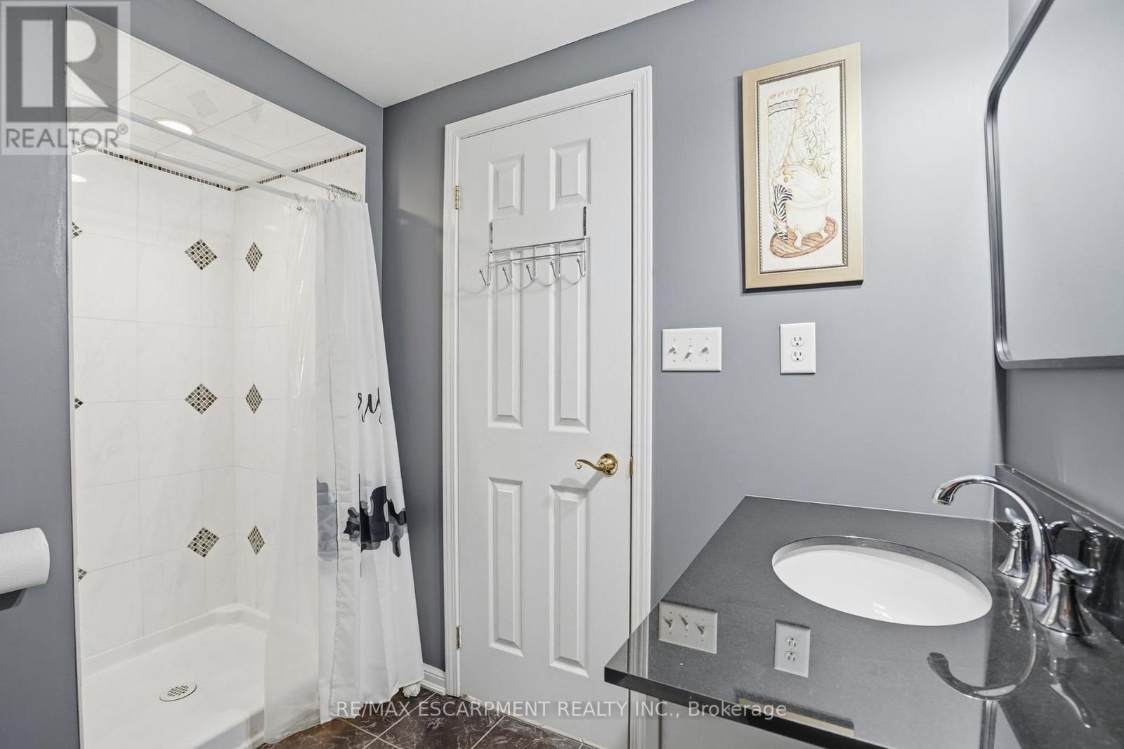 23 Mathews Court, Brantford, ON - Indoor Photo Showing Bathroom