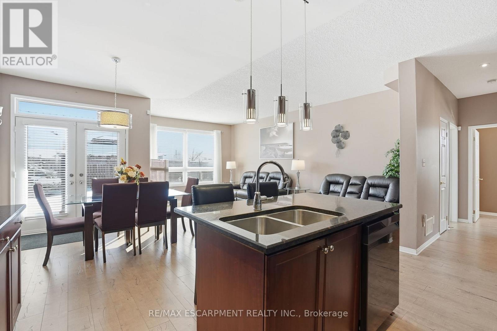 23 Mathews Court, Brantford, ON - Indoor Photo Showing Kitchen With Double Sink With Upgraded Kitchen