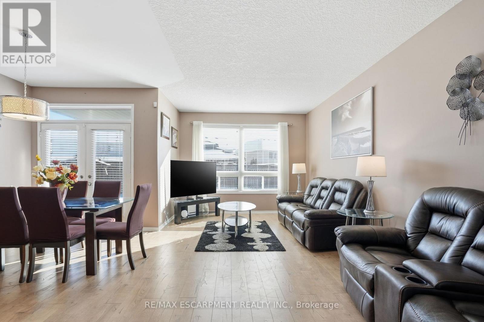 23 Mathews Court, Brantford, ON - Indoor Photo Showing Living Room