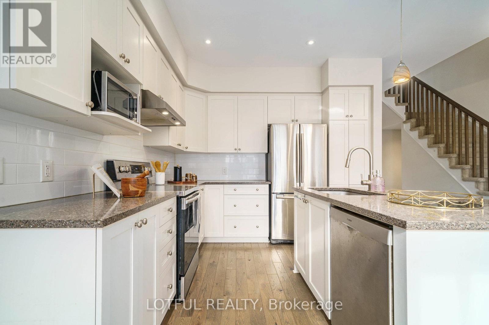 336 Rainrock Crescent, Ottawa, ON - Indoor Photo Showing Kitchen With Stainless Steel Kitchen With Upgraded Kitchen