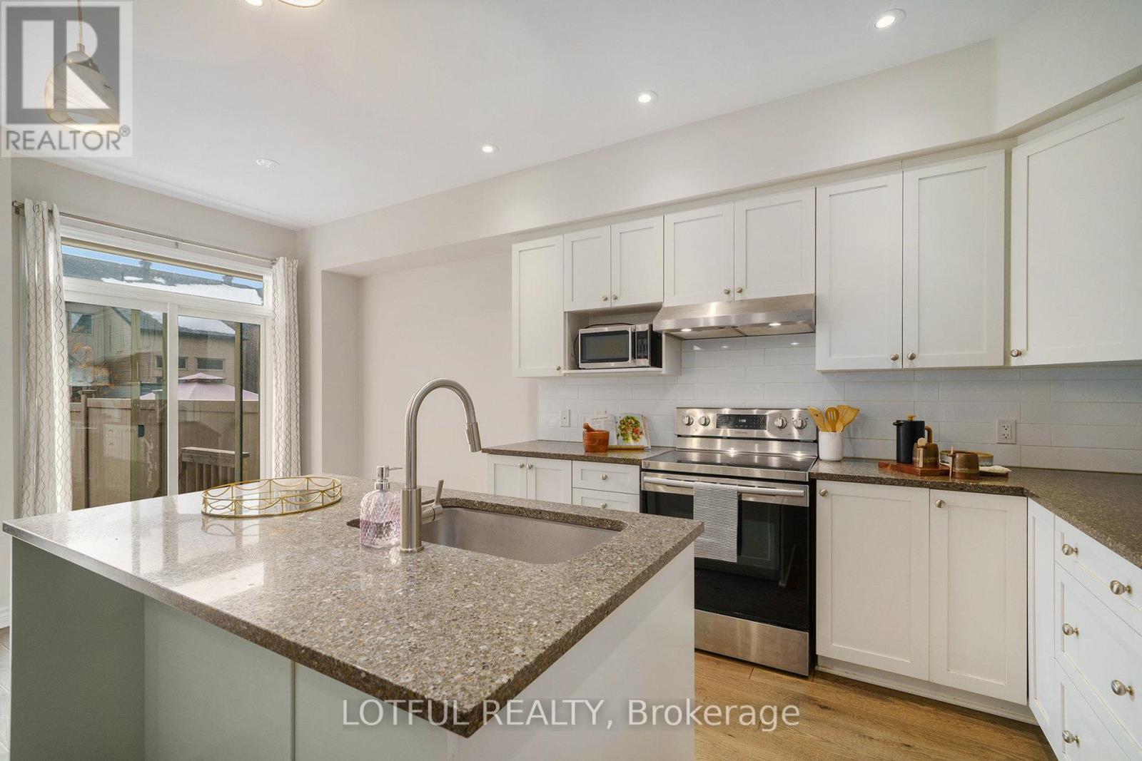 336 Rainrock Crescent, Ottawa, ON - Indoor Photo Showing Kitchen With Upgraded Kitchen