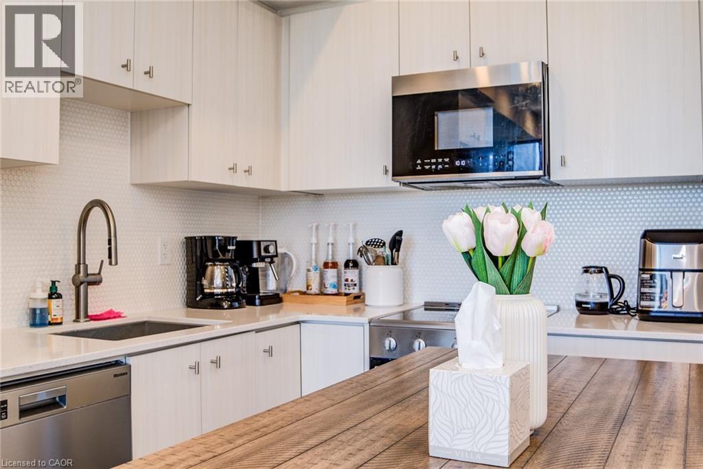 5 Wellington Street S Unit# 1511, Kitchener, ON - Indoor Photo Showing Kitchen