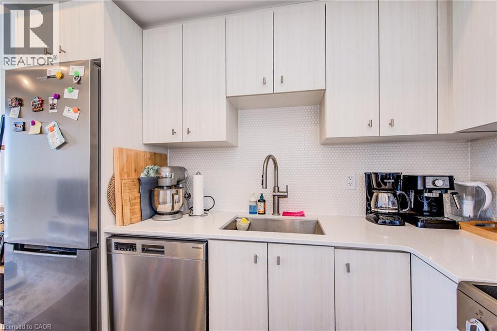 5 Wellington Street S Unit# 1511, Kitchener, ON - Indoor Photo Showing Kitchen