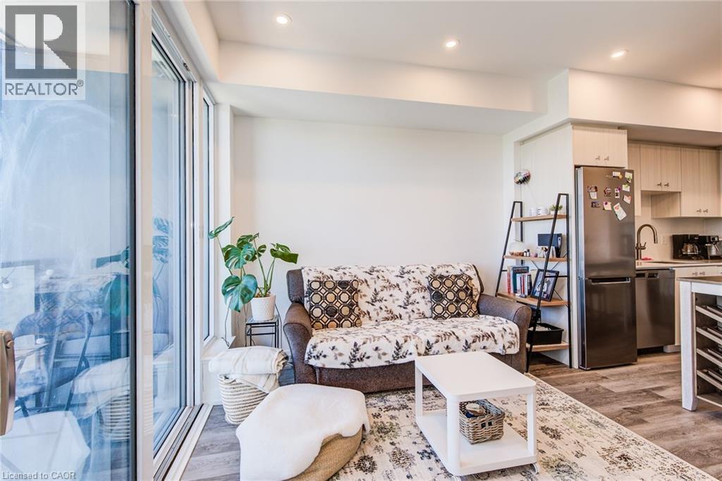 5 Wellington Street S Unit# 1511, Kitchener, ON - Indoor Photo Showing Kitchen