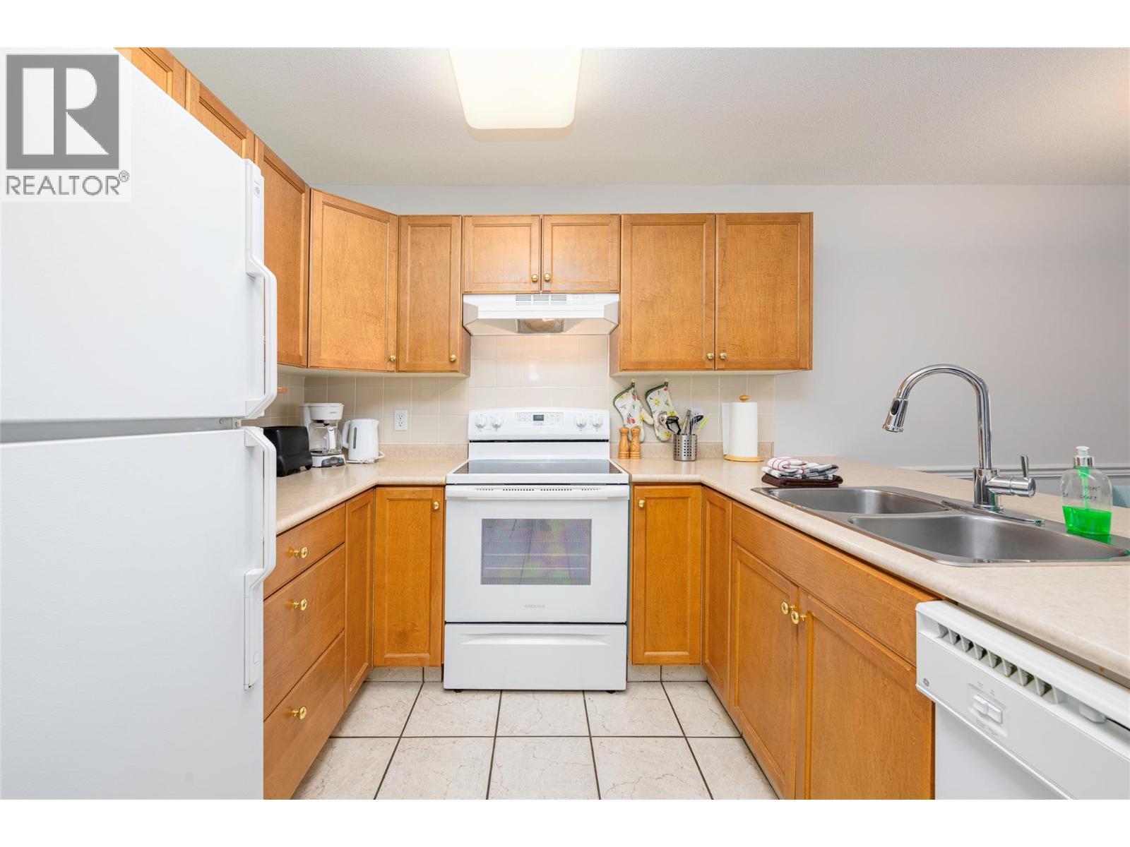 215 Kettle View Road Unit# 308, Big White, BC - Indoor Photo Showing Kitchen With Double Sink